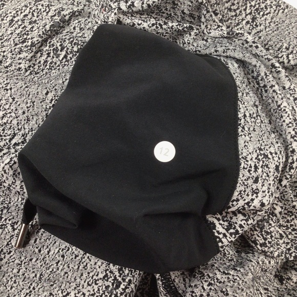 ๐SOLD๐ Lululemon Women's Black + White Static Print Joggers 12 - Picture 5 of 5